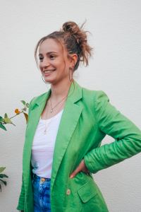 Jeune femme portant un blaser vert